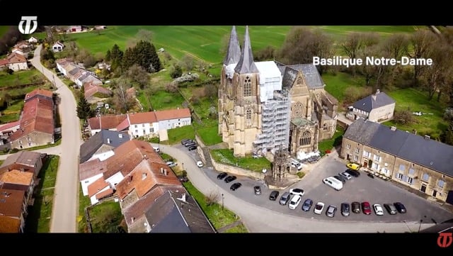Dronebeeld van een Frans dorp met basiliek